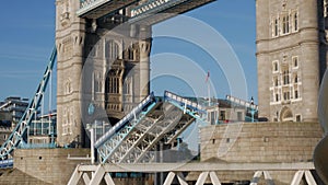4X normal speed footage of Tower Bridge closing.