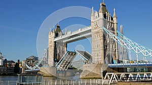4x normal speed video of Tower Bridge opening,