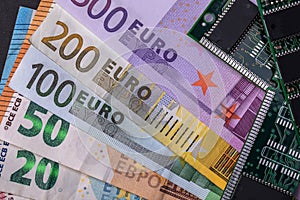 5 euro banknotes next to the micro-schemes.