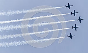 5 planes flying in acrobatic formation