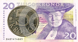 5 swedish krona coin against 20 swedish krona bank note