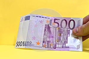 500 euros in one hand. The bill of 500 euros out of circulation