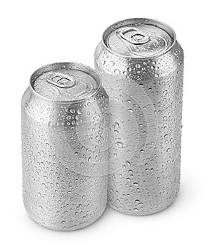 500 ml and 330 ml aluminum beer cans with water drops