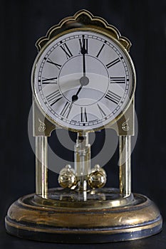 7 o`clock antique vintage table clock with pendulum