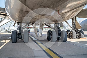 747 aircraft under carriage landing gear