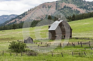 Abandoned barn in meadow farmscape photo