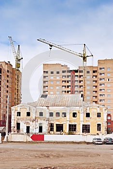 Abandonado el edificio a construcción en 