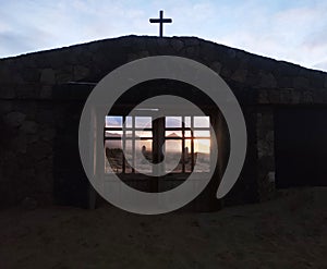 Abandonado iglesia sobre el Playa. canario isla 