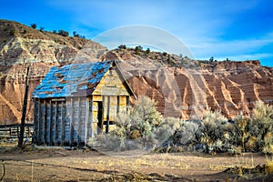 Abandoned farmer`s hut in the arid desert of Arizona USA