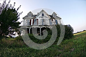 Abandoned house photo