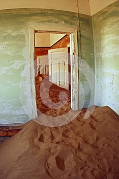 The abandoned house and the bath in the Kolmanskop