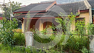 Abandoned houses that are already damaged and left behind