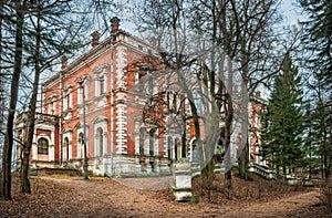 Abandoned manor in Bykovo