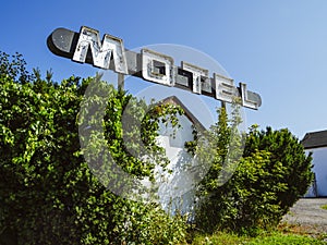 Abandoned motel and rustic sign