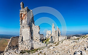 Opustená zrúcanina stredovekého Plaveckého hradu na jeseň