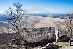 Opustená zrúcanina stredovekého Plaveckého hradu na Slovensku
