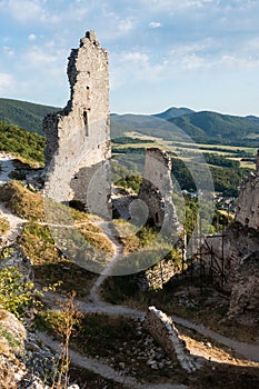Opuštěná zřícenina středověkého hradu Plavecký na Slovensku