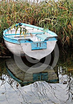 Abandoned wooden boat creates beautiful reflection