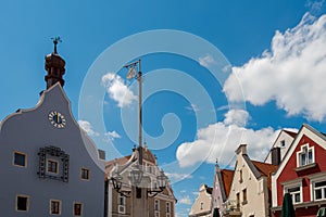Abensberg in Niederbayern, Rathaus und Stadtplatz, blauer Himmel, 12 Uhr Mittags photo