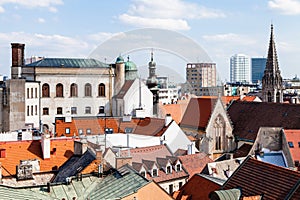 Nad pohledem na domy ve starém městě Bratislavy