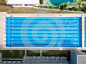 From above, you can see a group of swimmers training in a sports pool.