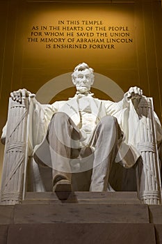 Abraham Lincoln memorial statue at night.