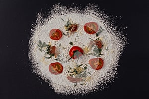 Abstraktní obraz z velký kruhový plát světlého těsta vyrobený mouka rajčata sýr a. 
