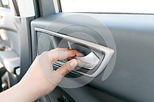 Abstraktní ženy ruka zahájení auto dveře detailní z ruka selektivní soustředit velmi mělký hloubka z 