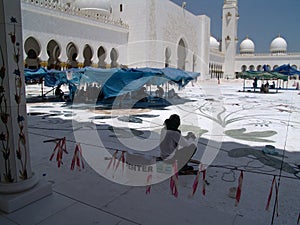 Abu Dhabi historic (2007): Polishing the courtyard mozaic in Sheikh Zayed Grand Mosque