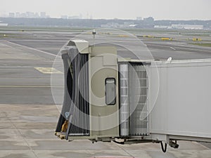 Access gangway to the aircraft tunnel from terminal to plane