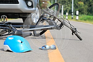 Nehoda auto pád na cesty 