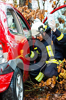 Accident - Fire brigade rescues Victim of a car