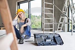 An accident of a woman worker at the construction site.