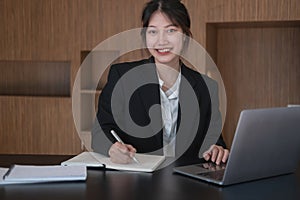 Accountant, businessman, real estate agent business woman Write a memorandum of contract in the interest calculation document for