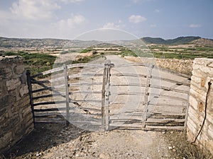 Acebuche barrier (Barrera de Acebuche), Typical wood door