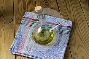 Aceite de oliva en mesa de madera photo