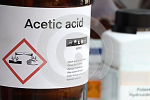 acetic acid, Hazardous chemicals and symbols on containers