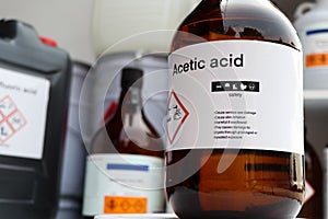 acetic acid, Hazardous chemicals and symbols on containers