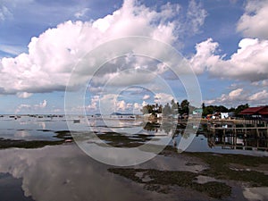 acque del porto di Mindoro con bassa marea, Filippine photo