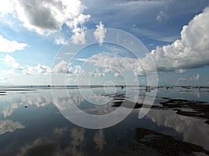 acque del porto di Mindoro con bassa marea, Filippine photo