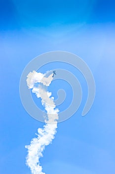 Lietadlá Acrobat v turbo lietajú na oblohe