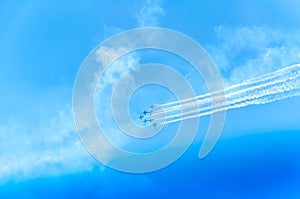 Lietadlá Acrobat v turbo lietajú na oblohe