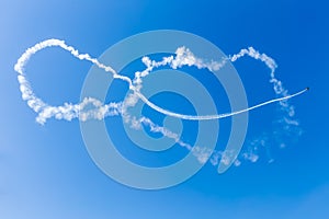 Akrobatické letadlo s kouřem na airshow