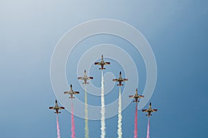 Acrobatico formazione aeroplani Attraverso 