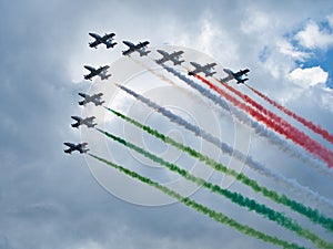 Acrobatics in the sky of the tricolor arrows