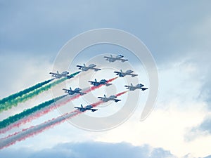 Acrobatics in the sky of the tricolor arrows