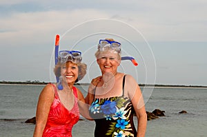 Aktívne staršie ženy šnorchel 