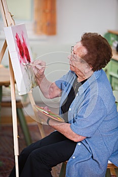 Active senior paints a picture in Leisure