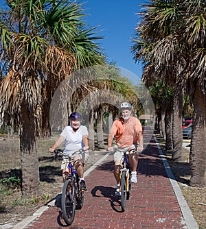 Attivo gli anziani sul biciclette 