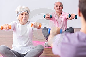 Activo personas mayores durante ejercicio sobre el gimnasia joven el 